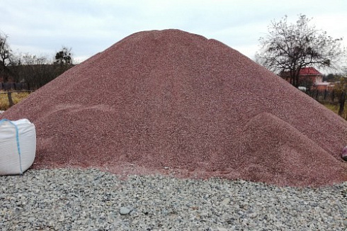 Kamenclub.ru: Мраморная крошка (щебень крошка розовый) фр. 5-10 мм.  купить в Самаре мрамор розовый, красный щебень колотый ландшафтный декоративный  11000 руб/т   фото КАМЕНЬ КЛУБ