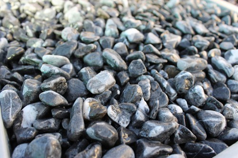 Kamenclub.ru: Щебень галтованный черный (мрамор) фр.10-20 мм.  купить в Самаре мрамор черный с белыми прожилками, черный, белый окатанный округлый ландшафтный декоративный щебень 15000 руб/т   фото КАМЕНЬ КЛУБ