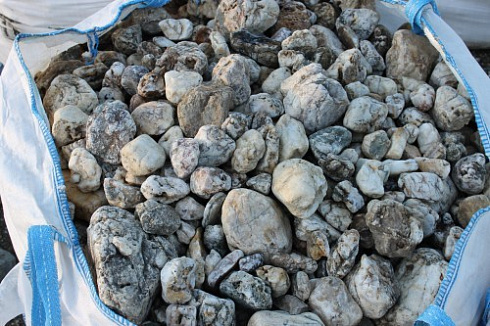 Kamenclub.ru: Кварцевый валунчик фр.100-300 мм.  купить в Самаре кварц белый, бежевый молочный рыжий крупный природный камень галечник 7850 руб/т   фото КАМЕНЬ КЛУБ