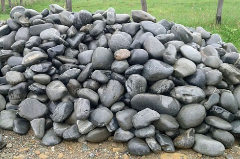 Kamenclub.ru: Темно-серый валунчик фр.100-300 мм.  купить в Самаре крупный природный камень серый, темно-серый, светло-серый речная галька большого размера окатанная 4500 руб/т   фото КАМЕНЬ КЛУБ