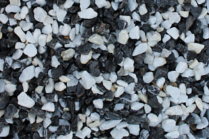 Kamenclub.ru: Мраморная крошка (щебень крошка микс : черный-белый) фр. 10-20 мм.  купить в Самаре мрамор белый, черный каменная декоративная крошка ландшафтная 12000 руб/т   фото КАМЕНЬ КЛУБ