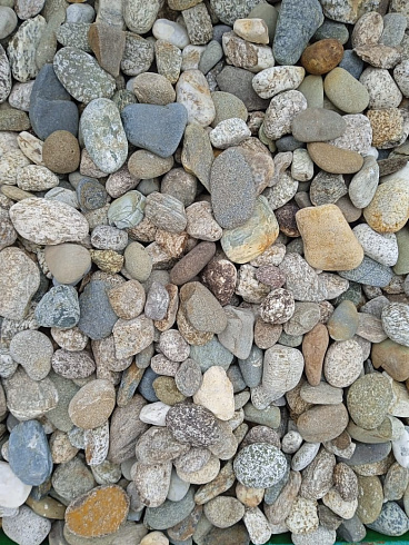 Kamenclub.ru: Галька горная речная окат (цветная) фр. 20-40 мм. купить  в Самаре галька речная серый синий бежевый белый окатанная речная галька ландшафтная 6800 руб/т   фото КАМЕНЬ КЛУБ