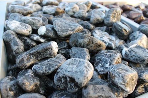 Kamenclub.ru: Щебень галтованный черный (мрамор) фр. 50-100 мм.  купить в Самаре мрамор черный с белыми прожилками щебень ландшафтный мраморный 15000 руб/т   фото КАМЕНЬ КЛУБ