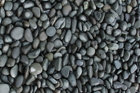 Kamenclub.ru: Галька речная окат (темно-серая) фр. 70-150 мм. купить  в Самаре галька речная темно-серая, синяя, серая речная галька округлая  8000 руб/т   фото КАМЕНЬ КЛУБ