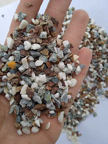 Kamenclub.ru: Мраморная крошка (щебень галтованный микс:: белый-черный) фр.5-10 мм  купить в Самаре мрамор белый, черный, молочный, серый галтовка мраморная окатанная декоративная ландшафтная 15500 руб/т   фото КАМЕНЬ КЛУБ