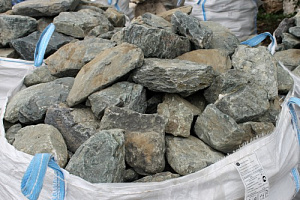 Kamenclub.ru: Гранит скальник (серо-зеленый) фр. 100-500 мм.  купить в Самаре гранит зеленый, серый, салатовый крупный ландшафтный валун 6 000 руб/т   фото КАМЕНЬ КЛУБ