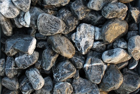 Kamenclub.ru: Щебень галтованный черный (мрамор) фр. 50-100 мм.  купить в Самаре мрамор черный с белыми прожилками щебень ландшафтный мраморный 15000 руб/т   фото КАМЕНЬ КЛУБ