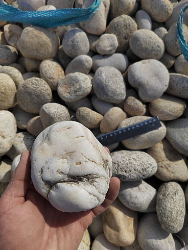 Kamenclub.ru: Галька речная окат (серо-белая) фр. 70-120 мм купить  в Самаре галька галечник бело-серая, серо-белая, серая, белая речная природная галька  8000 руб/т   фото КАМЕНЬ КЛУБ