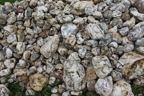 Kamenclub.ru: Кварцевый валунчик фр.100-300 мм.  купить в Самаре кварц белый, бежевый молочный рыжий крупный природный камень галечник 7850 руб/т   фото КАМЕНЬ КЛУБ