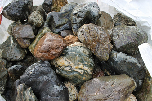 Kamenclub.ru: Ландшафтные валунчики фр.100-500 мм.  купить в Самаре крупный природный камень серый, темно-серый, светло-серый речной валун крупный 4800 руб/т   фото КАМЕНЬ КЛУБ