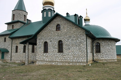 Kamenclub.ru: Галька речная плоская (бело-серая) фр. 100-200-300 мм. купить  в Самаре галька речная плоская серый, белый, бело-серый, серо-белый речная галька плоская  9000 руб/т   фото КАМЕНЬ КЛУБ