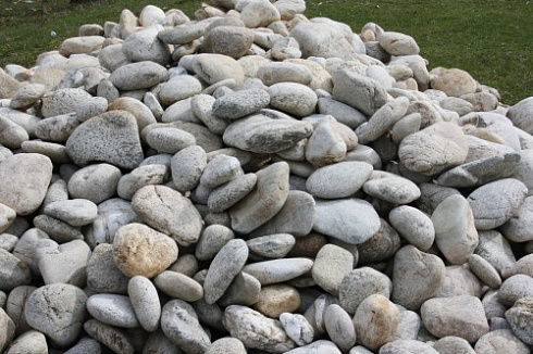 Kamenclub.ru: Бело-серый валунчик фр.100-300 мм.  купить в Самаре крупный камень для ландшафта серый, белый бело-серый валун крупная галька 4500 руб/т   фото КАМЕНЬ КЛУБ