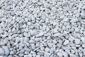 Kamenclub.ru: Мраморная крошка (щебень галтованный белый) фр.10-20 мм.  купить в Самаре мрамор белый, молочный, айвори окатанный округлый декоративный ландшафтный щебень 17000 руб/т   фото КАМЕНЬ КЛУБ
