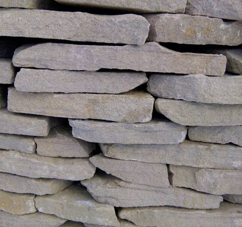 Kamenclub.ru: Песчаник пластушка светло-серый (3,0 см)  купить в Самаре песчаник светло-серый, серый песчаник рваный ландшафтный колотый 13800 руб/м3   фото КАМЕНЬ КЛУБ