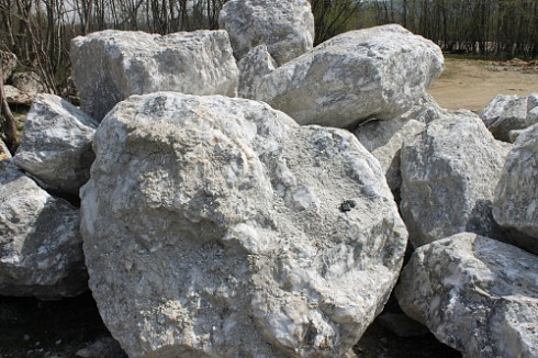 Kamenclub.ru: Мраморизированный известняк фр.500-1500 мм.  купить в Самаре    10000 руб/т   фото КАМЕНЬ КЛУБ