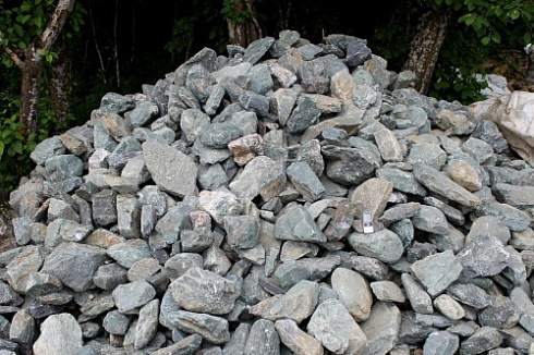 Kamenclub.ru: Гранит скальник (серо-зеленый) фр. 100-500 мм.  купить в Самаре гранит зеленый, серый, салатовый крупный ландшафтный валун 6 000 руб/т   фото КАМЕНЬ КЛУБ