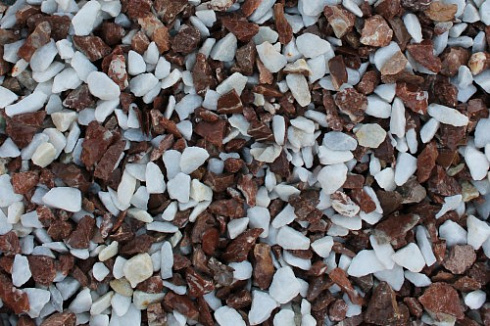 Kamenclub.ru: Мраморная крошка (щебень крошка микс: белый-розовый) фр. 10-20 мм.  купить в Самаре мрамор белый, розовый каменный декоративный ландшафтный щебень 12000 руб/т   фото КАМЕНЬ КЛУБ