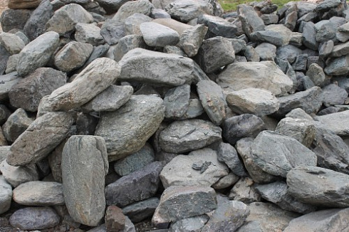 Kamenclub.ru: Гранит скальник (серо-зеленый) фр. 100-500 мм.  купить в Самаре гранит зеленый, серый, салатовый крупный ландшафтный валун 6 000 руб/т   фото КАМЕНЬ КЛУБ