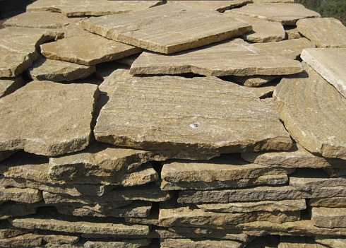 Kamenclub.ru: Песчаник пластушка желтый с рисунком (3 см)  купить в Самаре песчаник желтый с рисунком, рыжий, желтый песчаник пластушка ландшафтная рваная 8 500 руб/м3   фото КАМЕНЬ КЛУБ