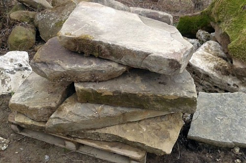 Kamenclub.ru: Песчаник плиты - плахи - пошаговые дорожки (фр. 70-150 мм)  купить в Самаре песчаник серый бежевый желтый зеленый колотый песчаник строительный 6500 руб/т   фото КАМЕНЬ КЛУБ