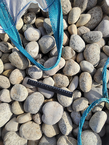 Kamenclub.ru: Галька речная окат (серо-белая) фр. 70-120 мм купить  в Самаре галька галечник бело-серая, серо-белая, серая, белая речная природная галька  8000 руб/т   фото КАМЕНЬ КЛУБ