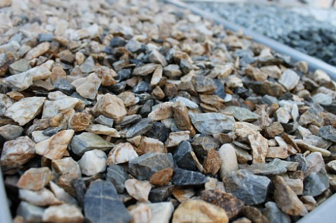 Kamenclub.ru: Мраморная крошка (щебень крошка медовый), фр. 10-20 мм.  купить в Самаре песчаник бежевый, серый каменная ландшафтная крошка  12000 руб/т   фото КАМЕНЬ КЛУБ