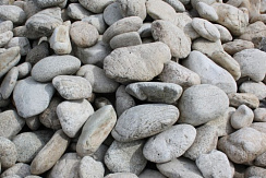 Kamenclub.ru: Бело-серый валунчик фр.100-300 мм.  купить в Самаре крупный камень для ландшафта серый, белый бело-серый валун крупная галька 4500 руб/т   фото КАМЕНЬ КЛУБ