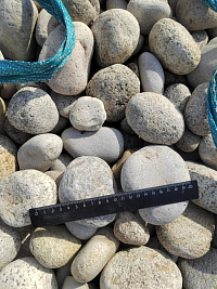 Kamenclub.ru: Галька речная окат (серо-белая) фр. 70-120 мм купить  в Самаре галька галечник бело-серая, серо-белая, серая, белая речная природная галька  8000 руб/т   фото КАМЕНЬ КЛУБ