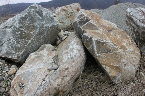 Kamenclub.ru: Гранит скальник (серо-зеленый) фр. 500-1500 мм.  купить в Самаре гранит мрамор  серый зеленый темно-серый глыба скальная колотая ландшафтная 7 500 руб/т   фото КАМЕНЬ КЛУБ