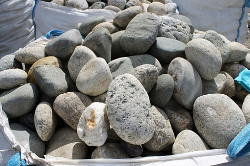 Kamenclub.ru: Речной валун (Ассорти) фр.100-300 мм.  купить в Самаре галечник серый, темно-серый, светло-серый речная галька крупных размеров 4200 руб/т   фото КАМЕНЬ КЛУБ