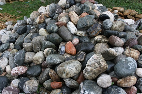 Kamenclub.ru: Ландшафтные валунчики фр.100-500 мм.  купить в Самаре крупный природный камень серый, темно-серый, светло-серый речной валун крупный 4800 руб/т   фото КАМЕНЬ КЛУБ