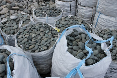 Kamenclub.ru: Темно-серый валунчик фр.100-300 мм.  купить в Самаре крупный природный камень серый, темно-серый, светло-серый речная галька большого размера окатанная 4500 руб/т   фото КАМЕНЬ КЛУБ