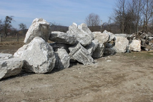 Kamenclub.ru: Мраморизированный известняк фр.500-1500 мм.  купить в Самаре    10000 руб/т   фото КАМЕНЬ КЛУБ