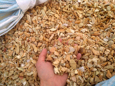 Kamenclub.ru: Щебень крошка желтый (ЗЛАТОЛИТ) фр. 10-20 мм.  купить в Самаре златолит бежевый, золотистый, желтый каменная декоративная крошка щебня златолита 10800 руб/т   фото КАМЕНЬ КЛУБ