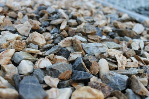 Kamenclub.ru: Мраморная крошка (щебень крошка медовый), фр. 10-20 мм.  купить в Самаре песчаник бежевый, серый каменная ландшафтная крошка  12000 руб/т   фото КАМЕНЬ КЛУБ