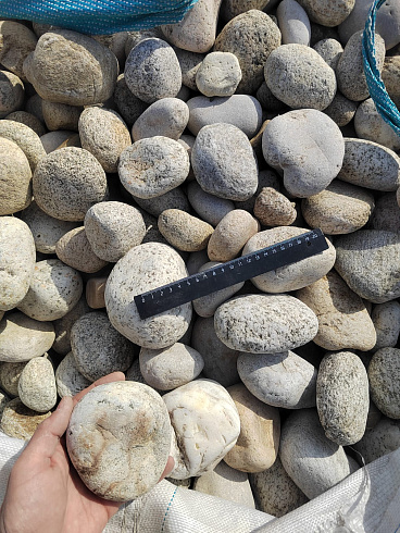 Kamenclub.ru: Галька речная окат (серо-белая) фр. 70-120 мм купить  в Самаре галька галечник бело-серая, серо-белая, серая, белая речная природная галька  8000 руб/т   фото КАМЕНЬ КЛУБ