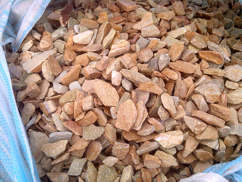 Kamenclub.ru: Щебень крошка желтый (ЗЛАТОЛИТ) фр. 10-20 мм.  купить в Самаре златолит бежевый, золотистый, желтый каменная декоративная крошка щебня златолита 10800 руб/т   фото КАМЕНЬ КЛУБ