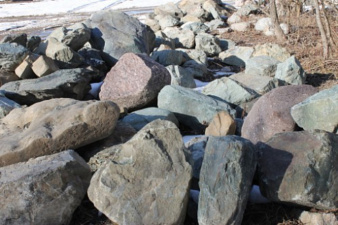 Kamenclub.ru: Гранит скальник (серо-зеленый) фр. 500-1500 мм.  купить в Самаре гранит мрамор  серый зеленый темно-серый глыба скальная колотая ландшафтная 7 500 руб/т   фото КАМЕНЬ КЛУБ