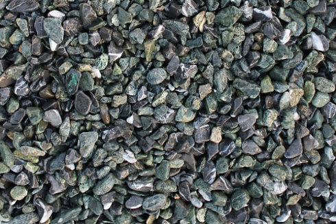 Kamenclub.ru: Мраморная крошка (щебень галтованный микс:зеленый-черный) фр.10-20 мм.  купить в Самаре мрамор зеленый, черный декоративные ландшафтные окатанные округлые камни щебня 14500 руб/т   фото КАМЕНЬ КЛУБ