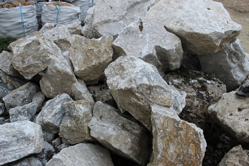 Kamenclub.ru: Мраморизированный известняк фр. 100-500 мм.  купить в Самаре известняк серый белый темно-серый сероватый валун природного образования окатанный 10500 руб/т   фото КАМЕНЬ КЛУБ