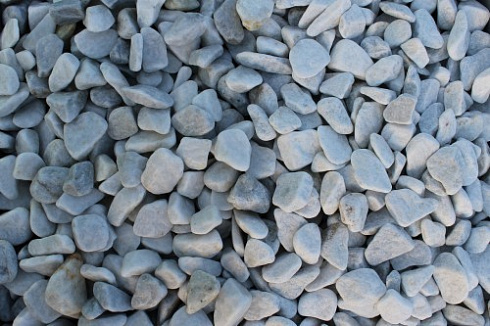 Kamenclub.ru: Мраморная крошка (щебень галтованный белый), фр.20-40 мм.  купить в Самаре мрамор белый бежевый молочный мраморный щебень декоративный 17000 руб/т   фото КАМЕНЬ КЛУБ