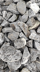 Kamenclub.ru: Щебень галтованный черный (мрамор) фр.40-70 мм.  купить в Самаре мрамор черный с белыми прожилками, черный, белый щебень галтованный округлый 13500 руб/т   фото КАМЕНЬ КЛУБ