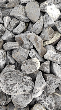 Kamenclub.ru: Щебень галтованный черный (мрамор) фр.40-70 мм.  купить в Самаре мрамор черный с белыми прожилками, черный, белый щебень галтованный округлый 13500 руб/т   фото КАМЕНЬ КЛУБ