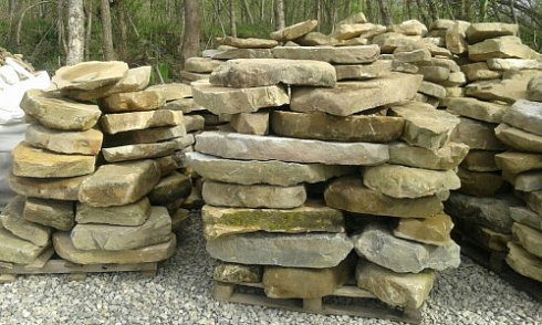 Kamenclub.ru: Песчаник плиты - плахи - пошаговые дорожки (фр. 70-150 мм)  купить в Самаре песчаник серый бежевый желтый зеленый колотый песчаник строительный 6500 руб/т   фото КАМЕНЬ КЛУБ