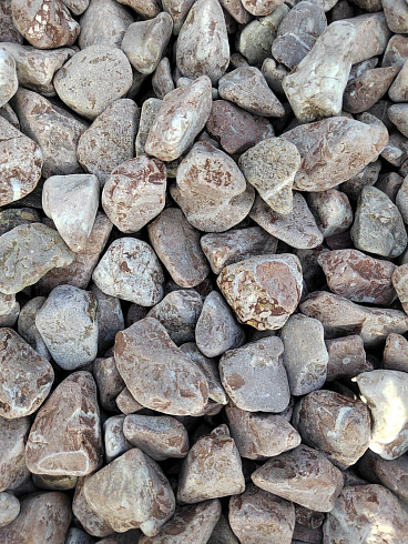 Kamenclub.ru: Мраморная крошка (щебень галтованный розовый) фр.10-20 мм.  купить в Самаре мрамор розовый, красный ландшафтный декоративный окатанный округлый щебень 15000 руб/т   фото КАМЕНЬ КЛУБ