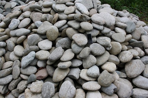 Kamenclub.ru: Галька речная плоская (бело-серая) фр. 100-200-300 мм. купить  в Самаре галька речная плоская серый, белый, бело-серый, серо-белый речная галька плоская  9000 руб/т   фото КАМЕНЬ КЛУБ