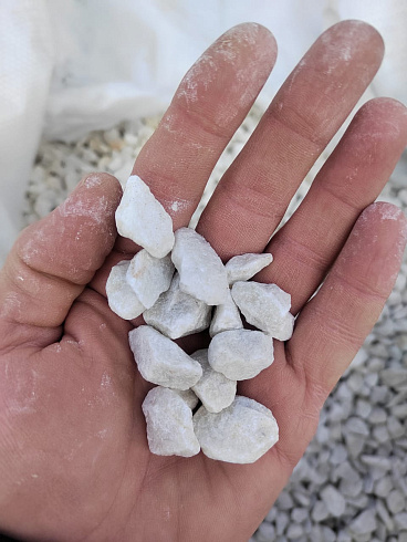 Kamenclub.ru: Мраморная крошка, щебень, цвет-белый, фр. 10-20 мм.  купить в Самаре мрамор белый, молочный айвори каменная ландшафтная декоративная крошка шебня 12000 руб/т   фото КАМЕНЬ КЛУБ