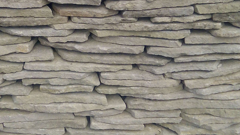 Kamenclub.ru: Песчаник пластушка светло-серый (2,0 см)  купить в Самаре плитняк- ластушка светло-серый, серый рваный ландшафтный плитняк колотый 13800 руб/м3   фото КАМЕНЬ КЛУБ