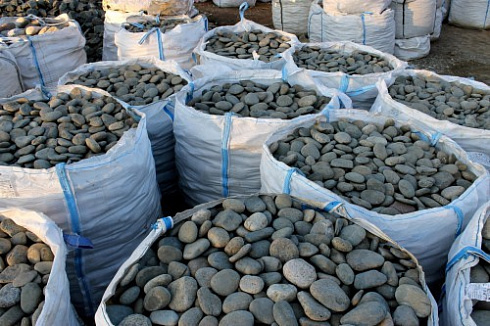 Kamenclub.ru: Галька речная плоская (темно-серая) фр. 100-200-300 мм. купить  в Самаре галька речная плоская темно-серый, серый, синий речной галечник плоский 9000 руб/т   фото КАМЕНЬ КЛУБ