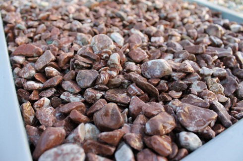 Kamenclub.ru: Мраморная крошка (щебень галтованный розовый) фр.10-20 мм.  купить в Самаре мрамор розовый, красный ландшафтный декоративный окатанный округлый щебень 15000 руб/т   фото КАМЕНЬ КЛУБ